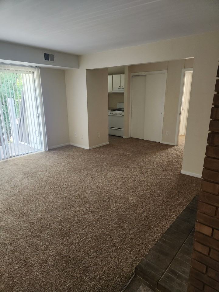 323 N Center St - Photo 3 of 8