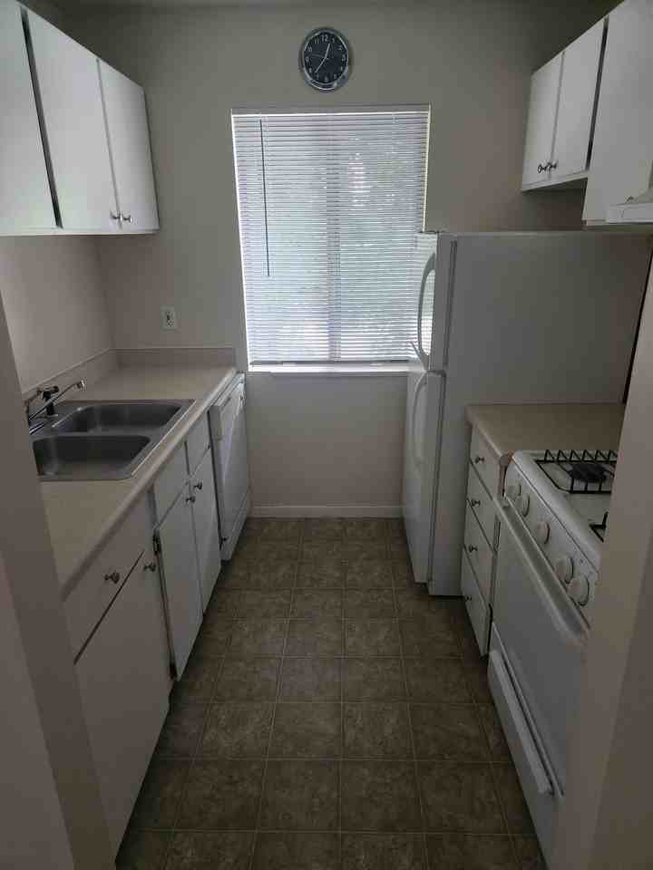 323 N Center St - Photo 4 of 8