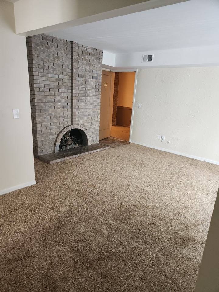 323 N Center St - Photo 5 of 8