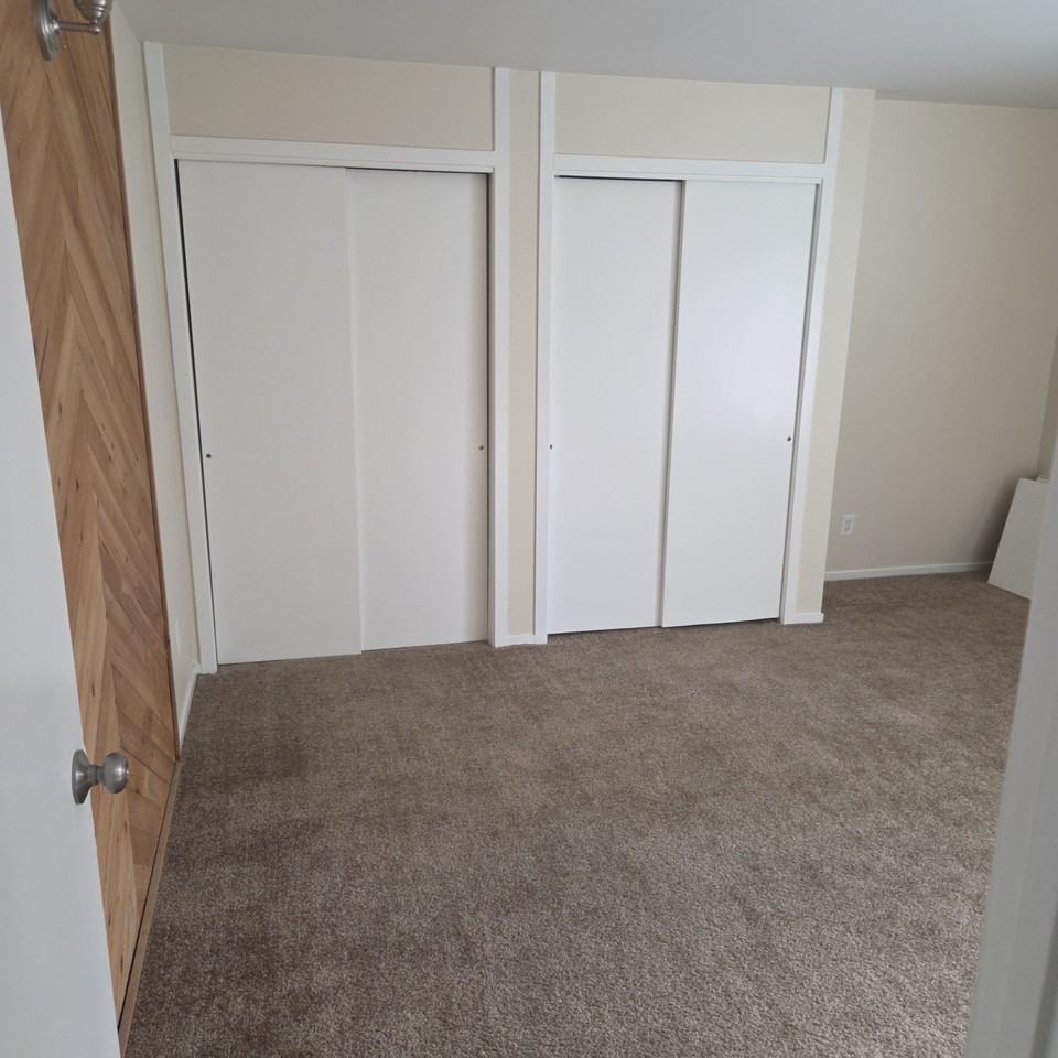 323 N Center St - Photo 7 of 8