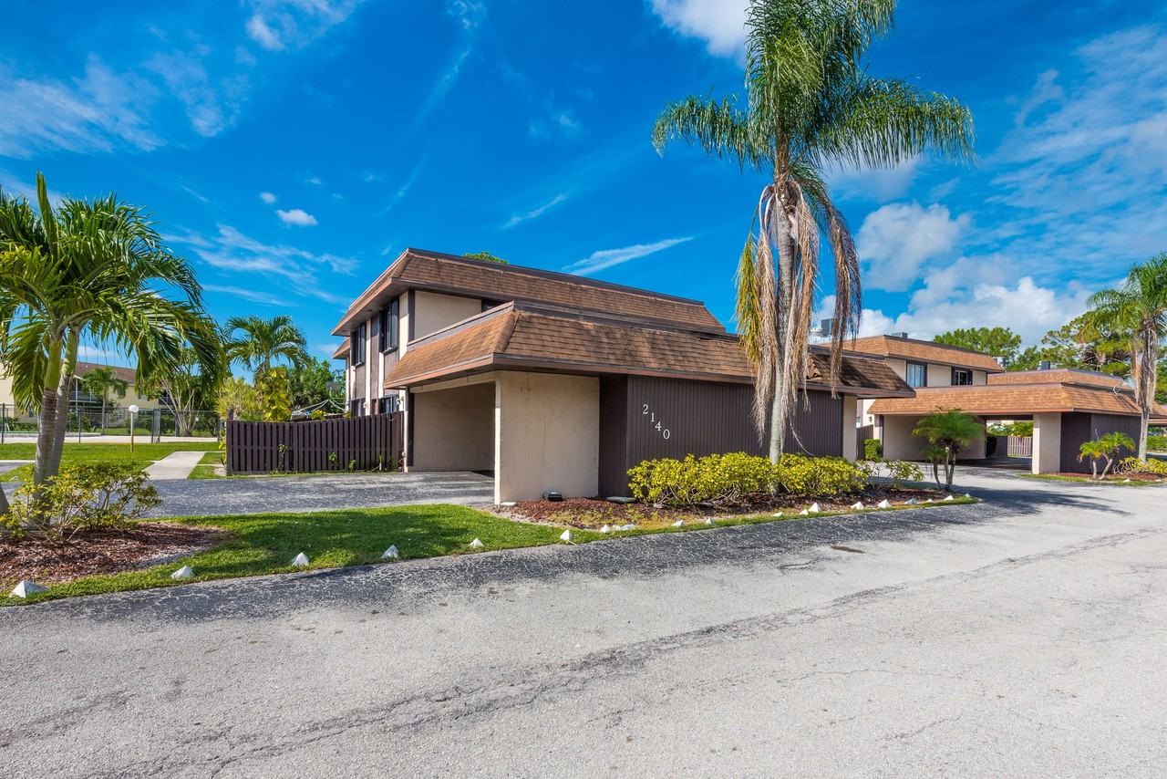 2140 2140 Sherwood Forest Boulevard - 10Unit 10 #10 - Photo 2 of 30
