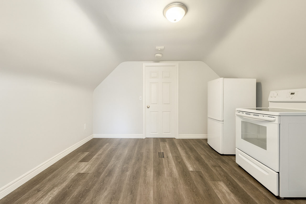 18 Barnesdale Avenue North #3 - Photo 3 of 8