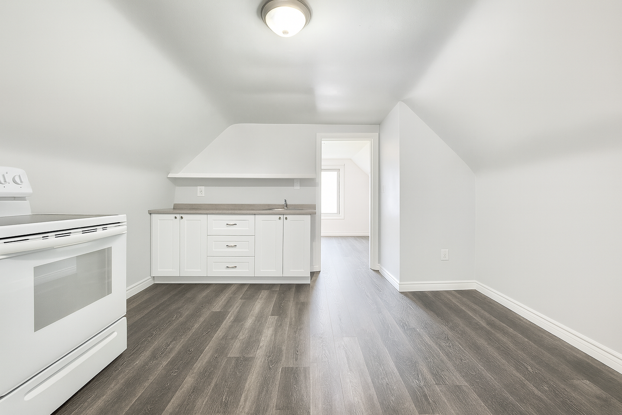 18 Barnesdale Avenue North #3 - Photo 4 of 8