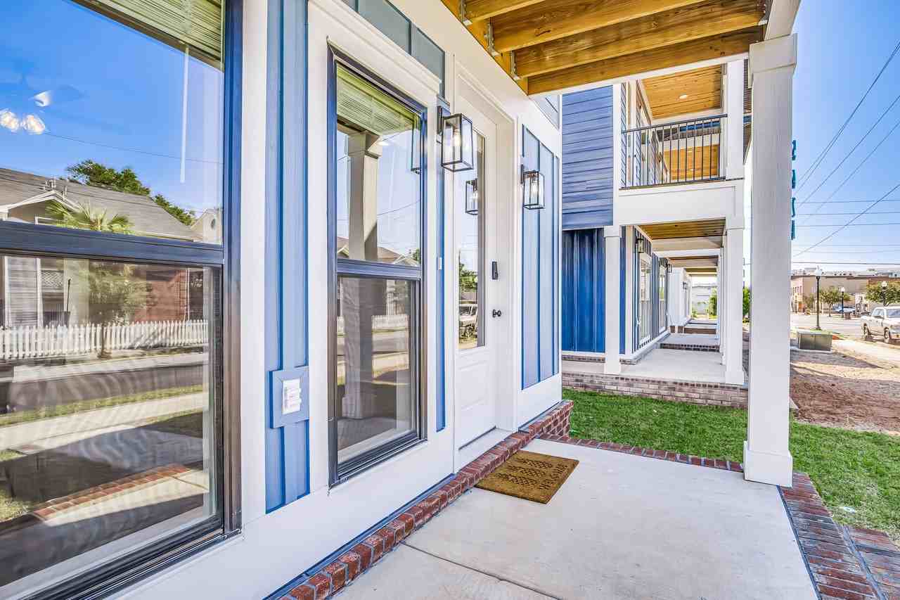 1 S Devilliers St #A - Photo 5 of 44