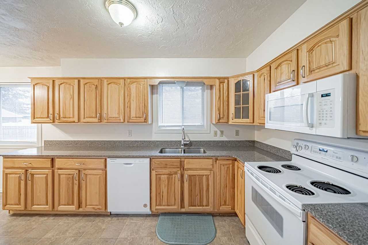 2025 Eagle Dr - Photo 7 of 24