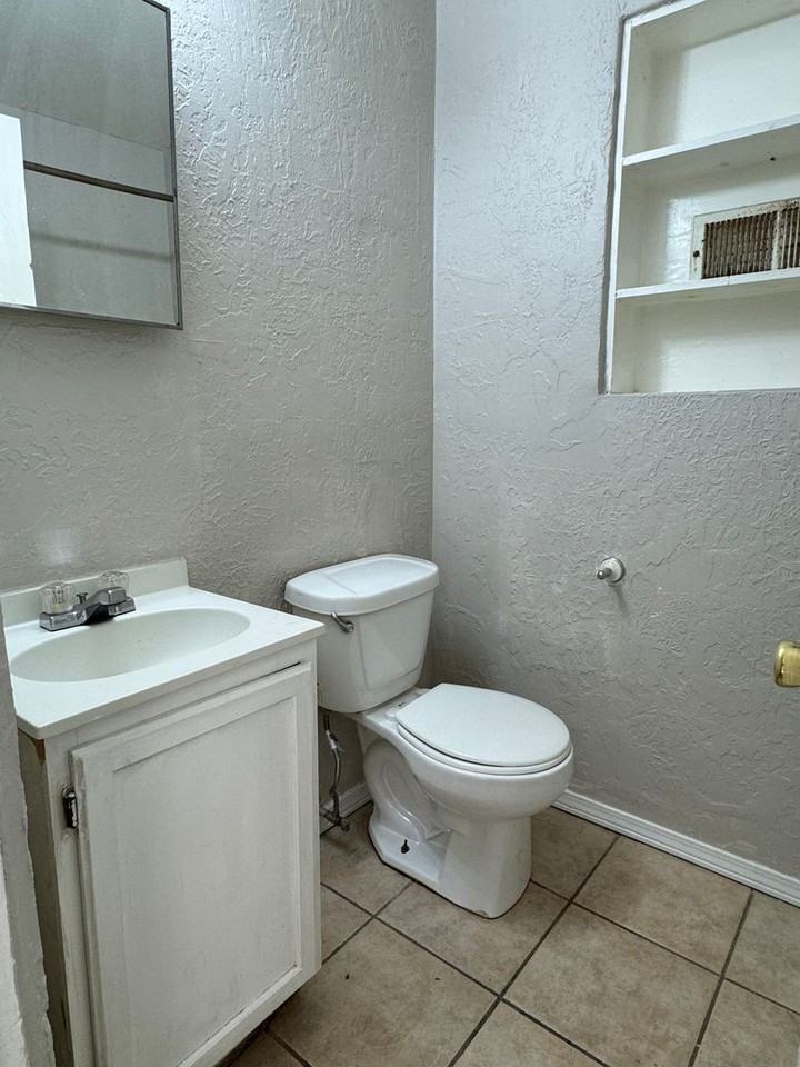 15 Northwest 25th Street - Photo 4 of 8