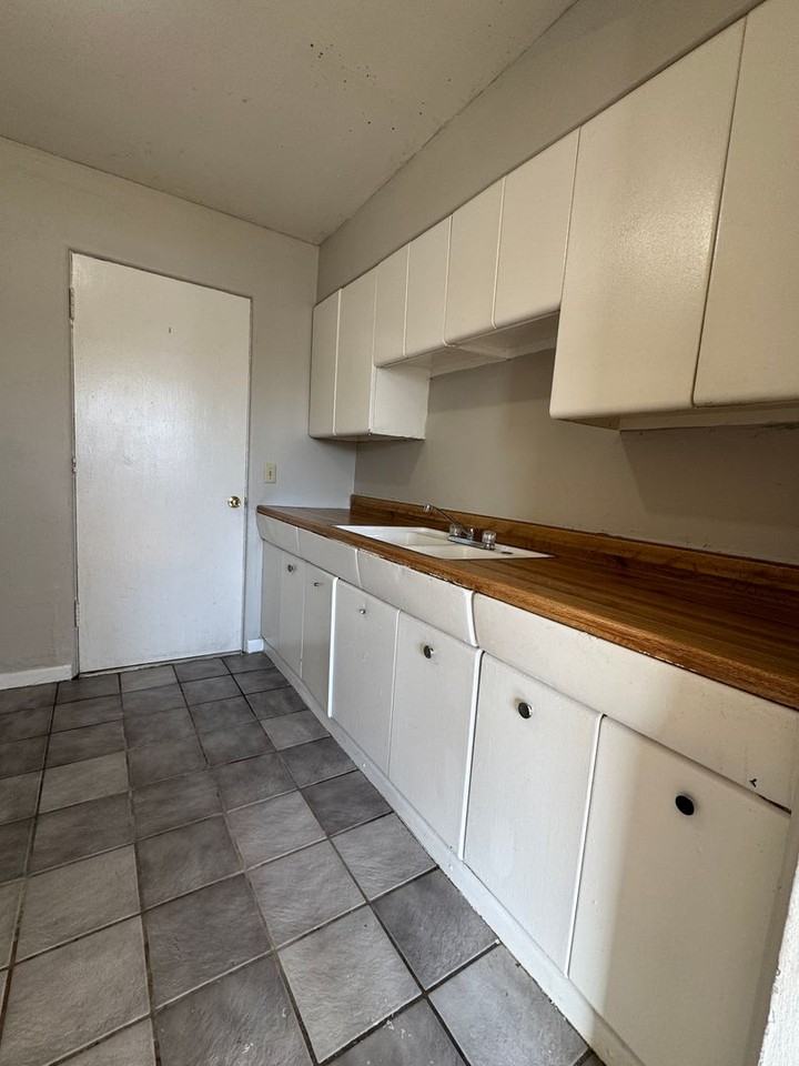 15 Northwest 25th Street - Photo 6 of 8