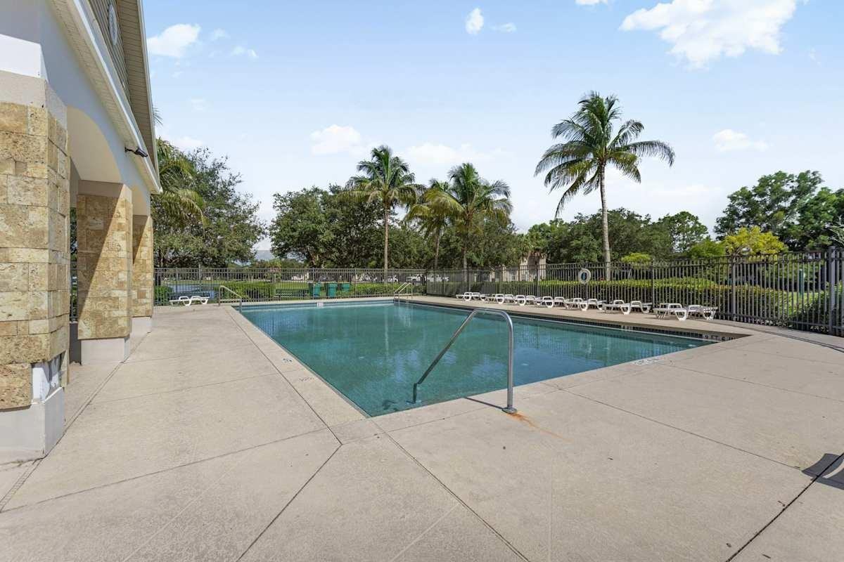 4250 Jefferson Ln - Photo 5 of 24