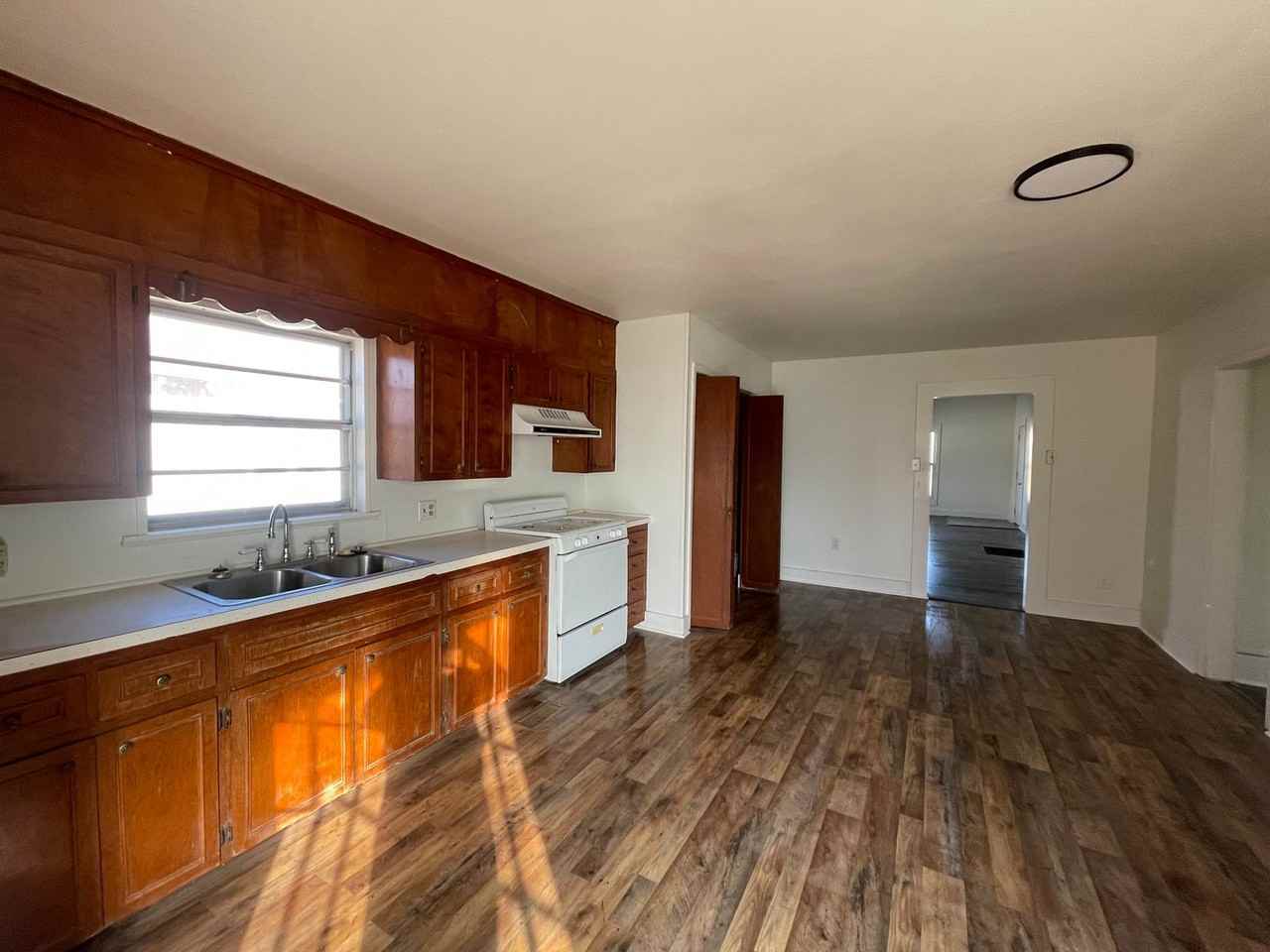 111 North Mcgee Street - Photo 3 of 21