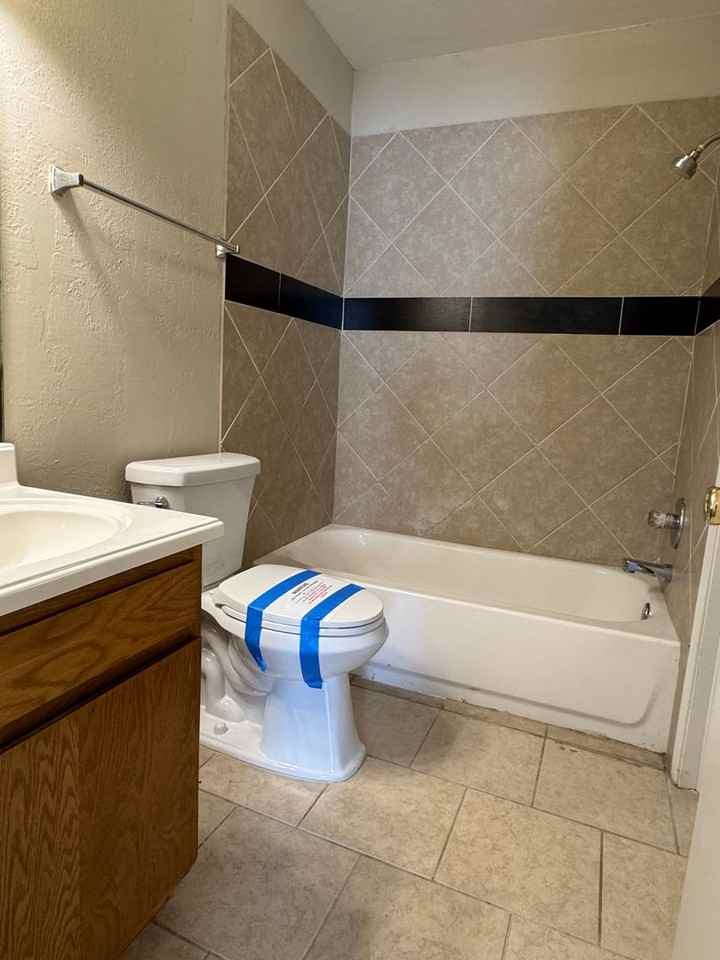 2514 Sw B Ave - Photo 3 of 11