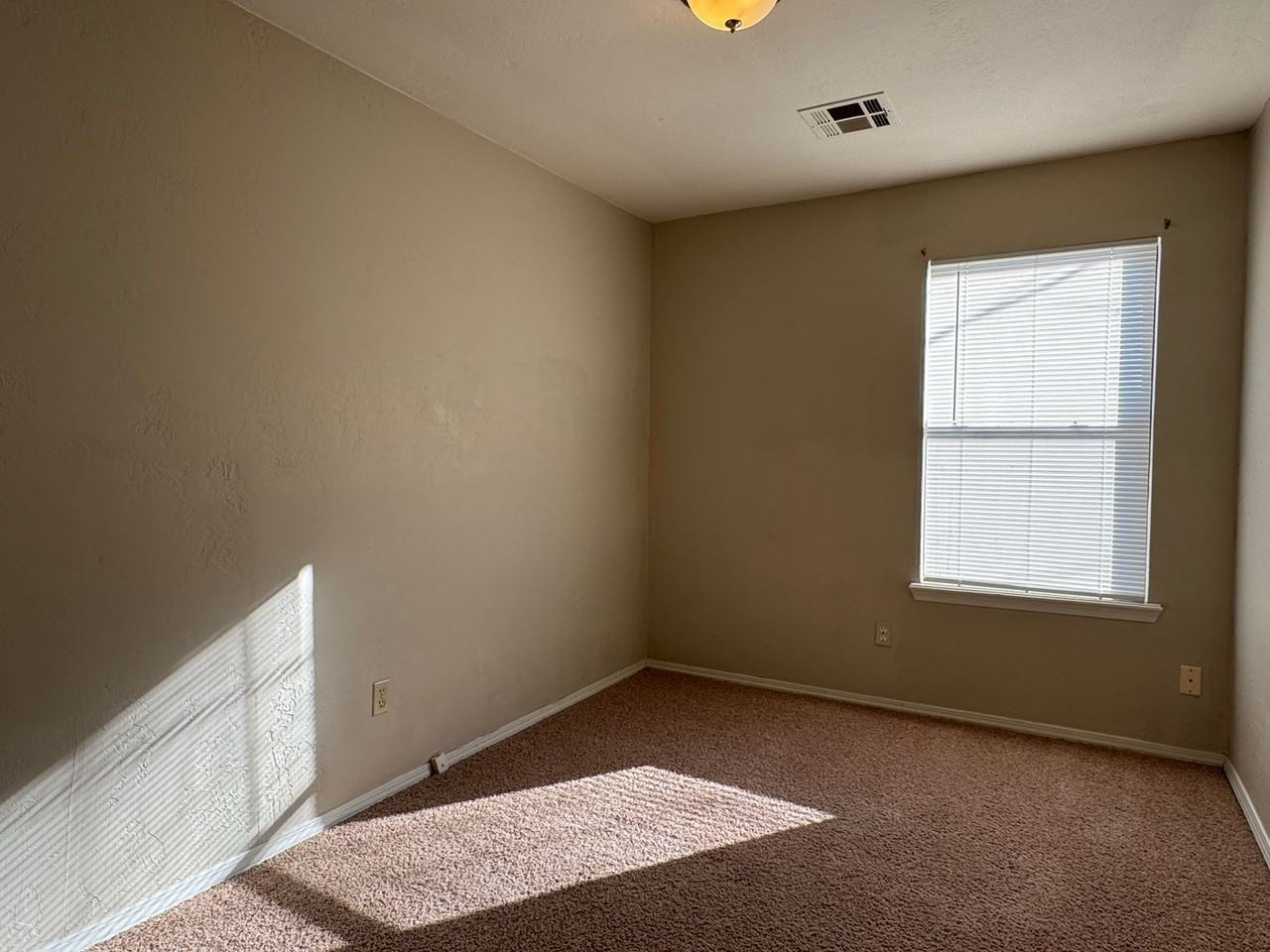 2514 Sw B Ave - Photo 5 of 11