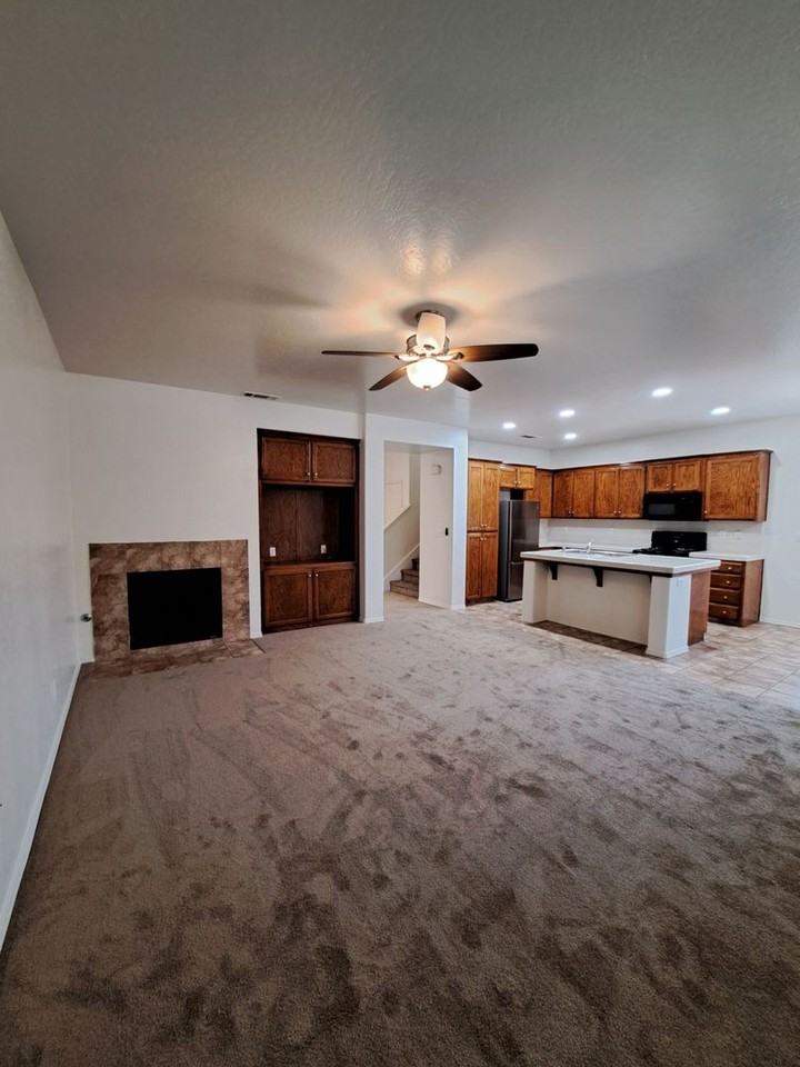 2373 S Playa Ave - Photo 7 of 33