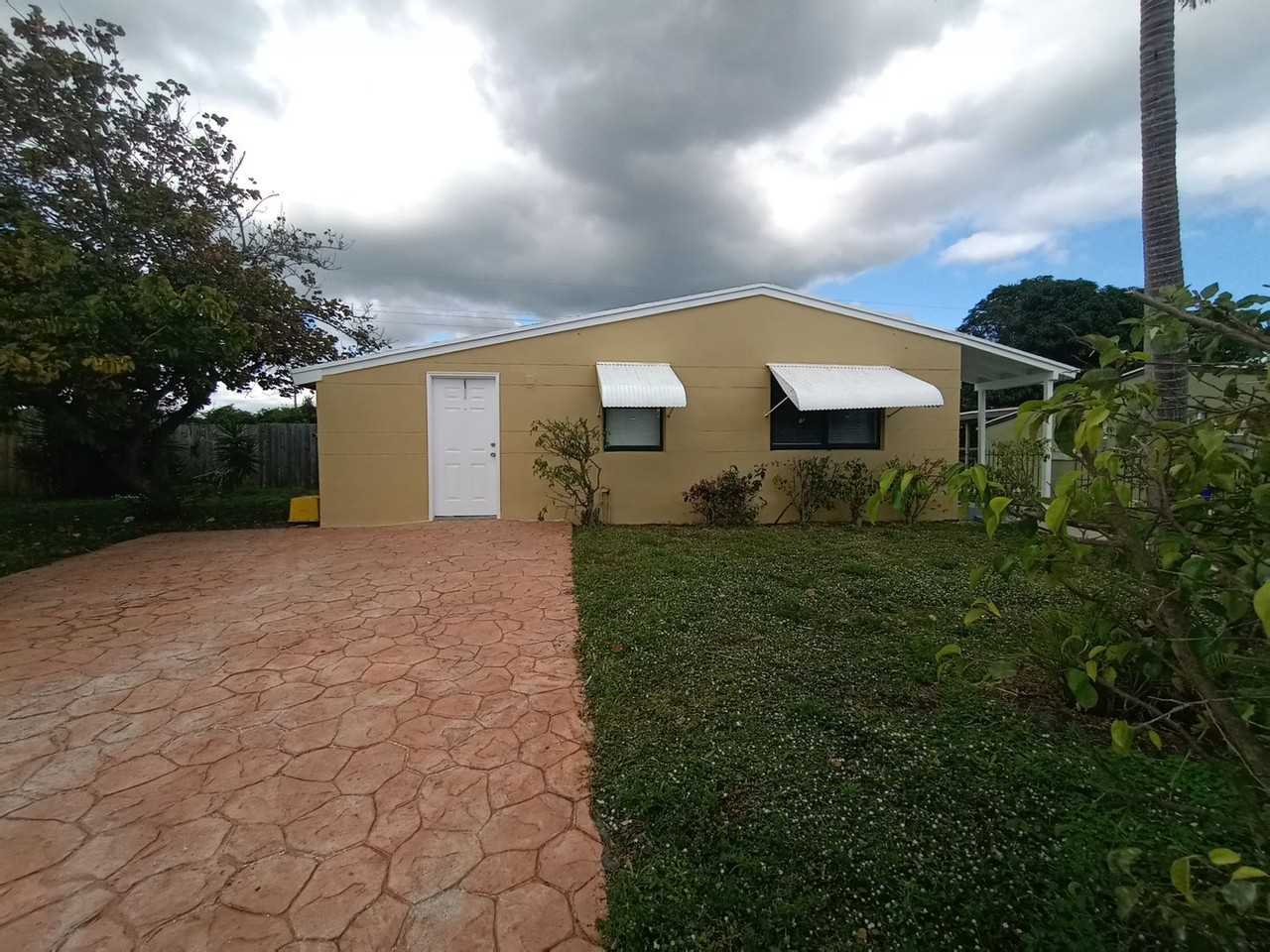 1080 W 27th St - Photo 6 of 15