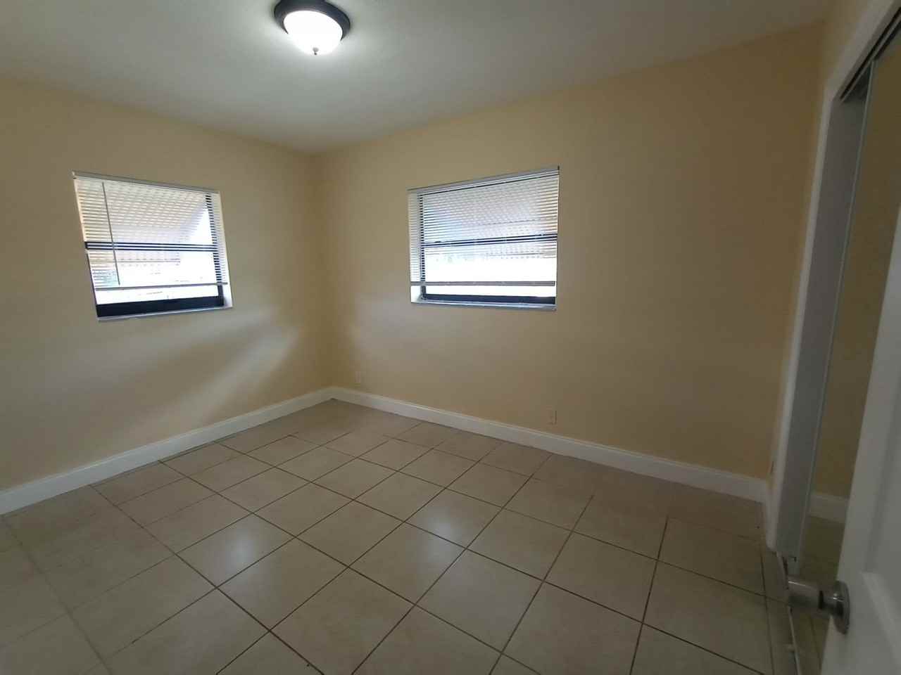 1080 W 27th St - Photo 5 of 15