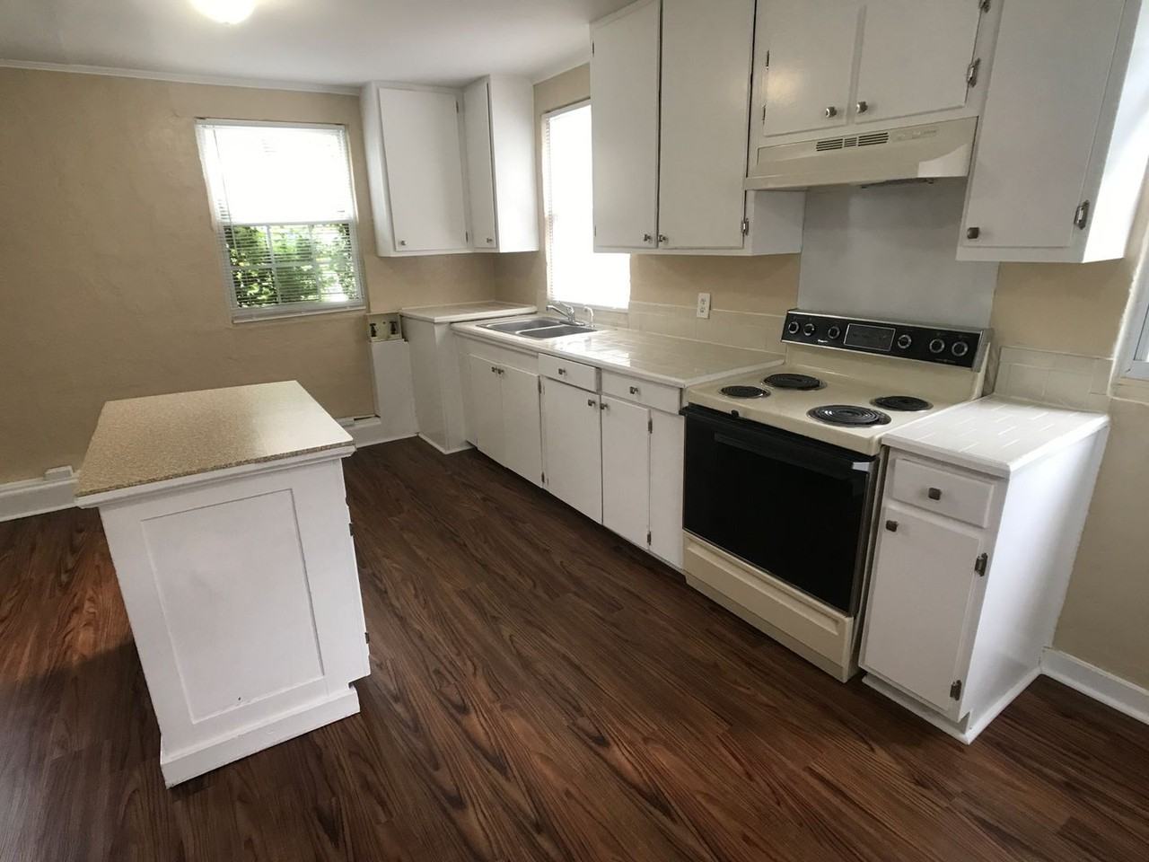 1122 1/2 E 37th St - Photo 3 of 7