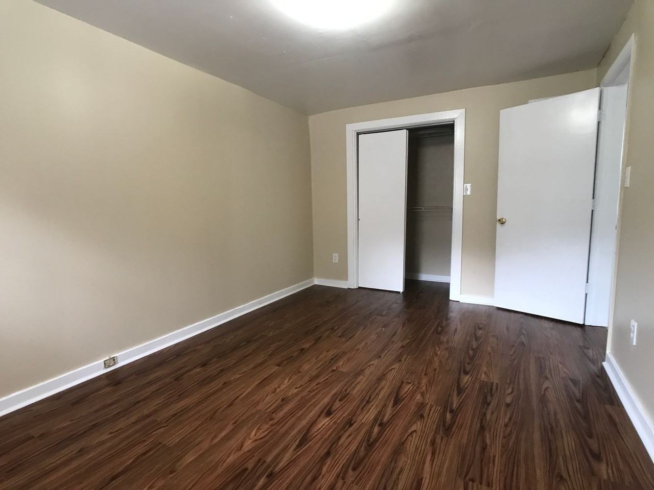 1122 1/2 E 37th St - Photo 4 of 7