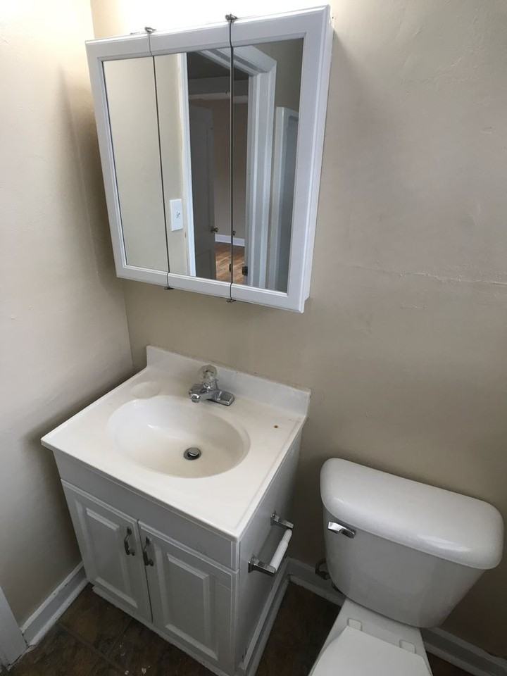 1122 1/2 E 37th St - Photo 6 of 7