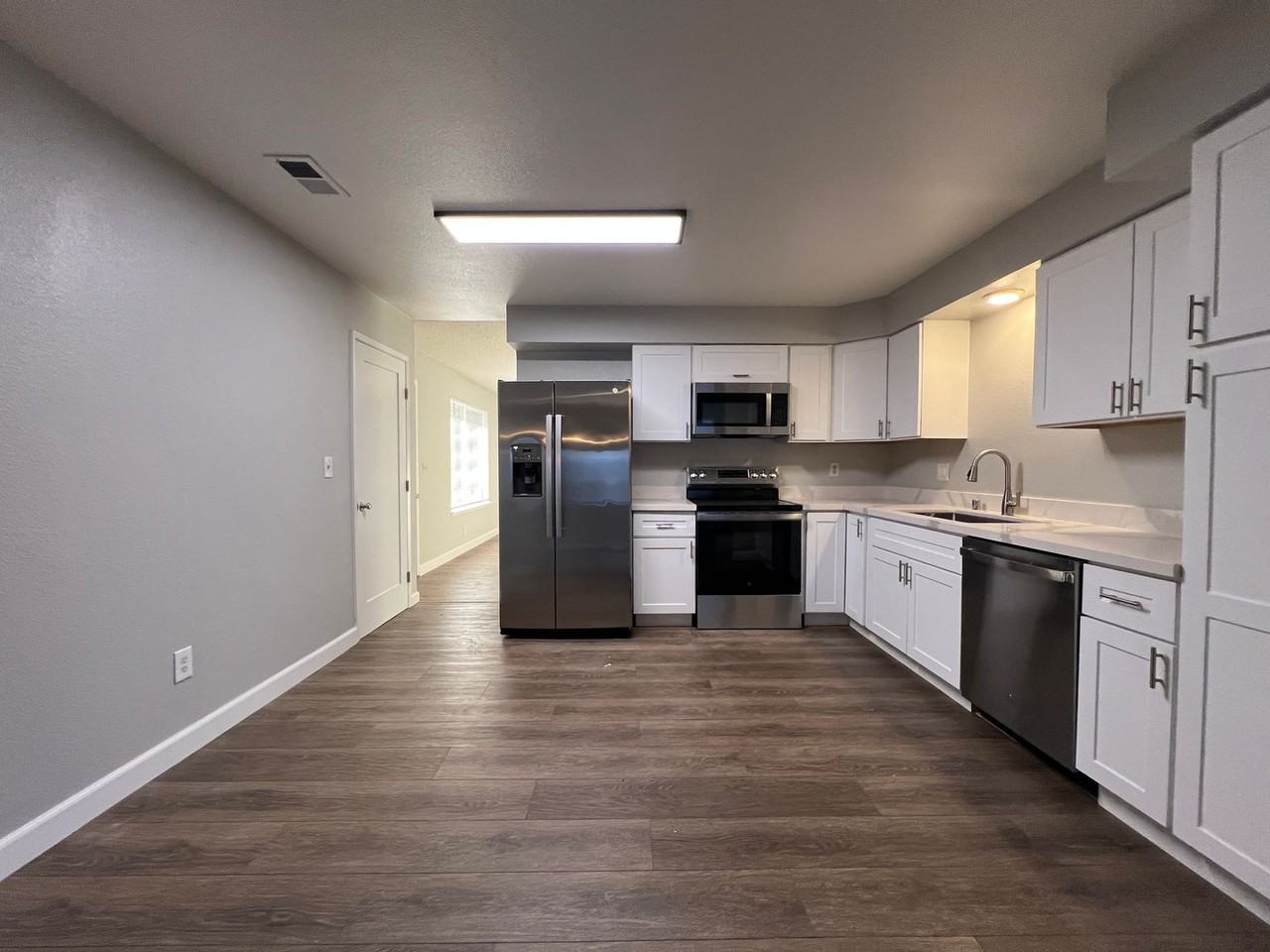 1410 Donohue Dr - Photo 4 of 11