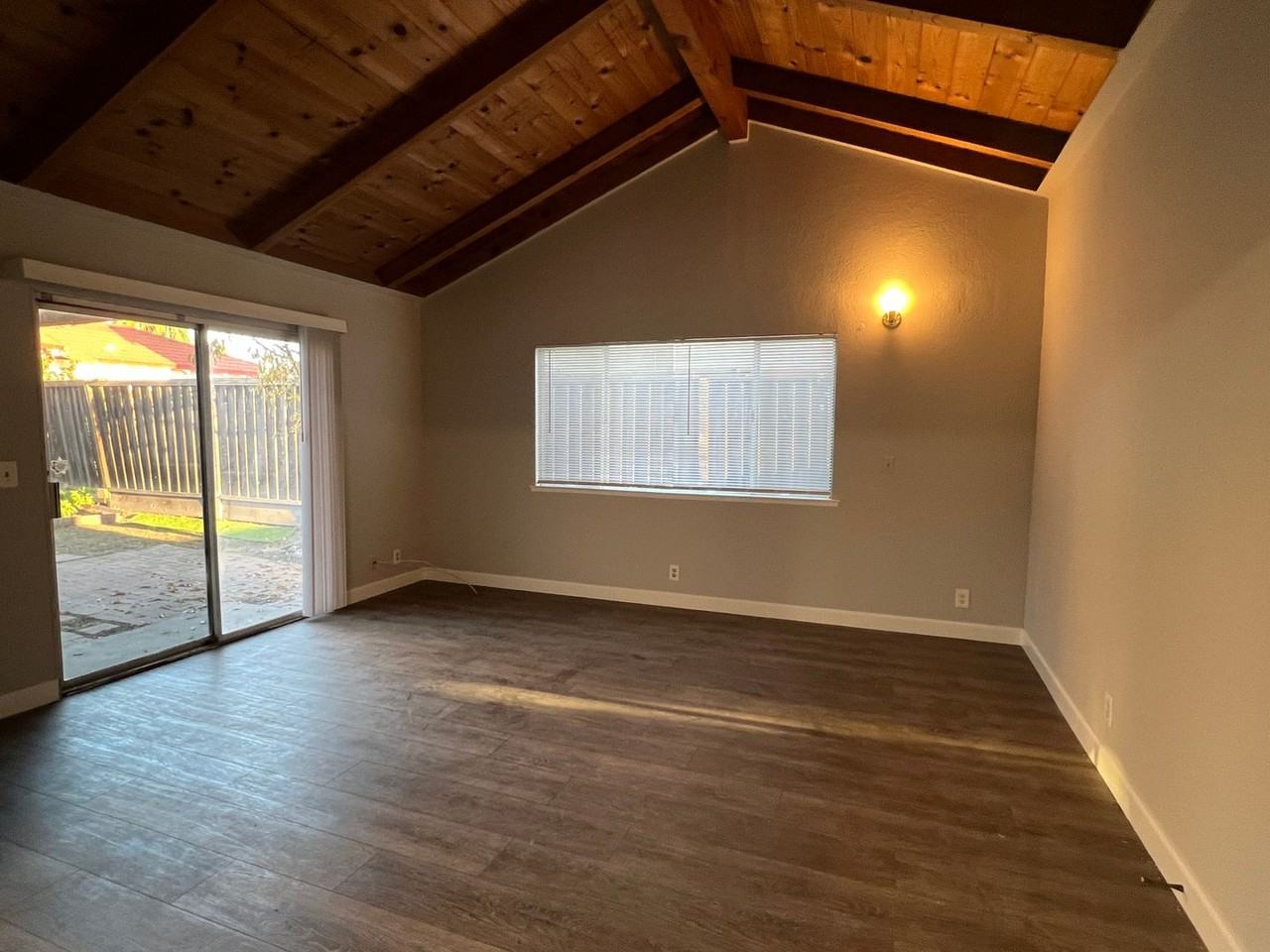 1410 Donohue Dr - Photo 6 of 11