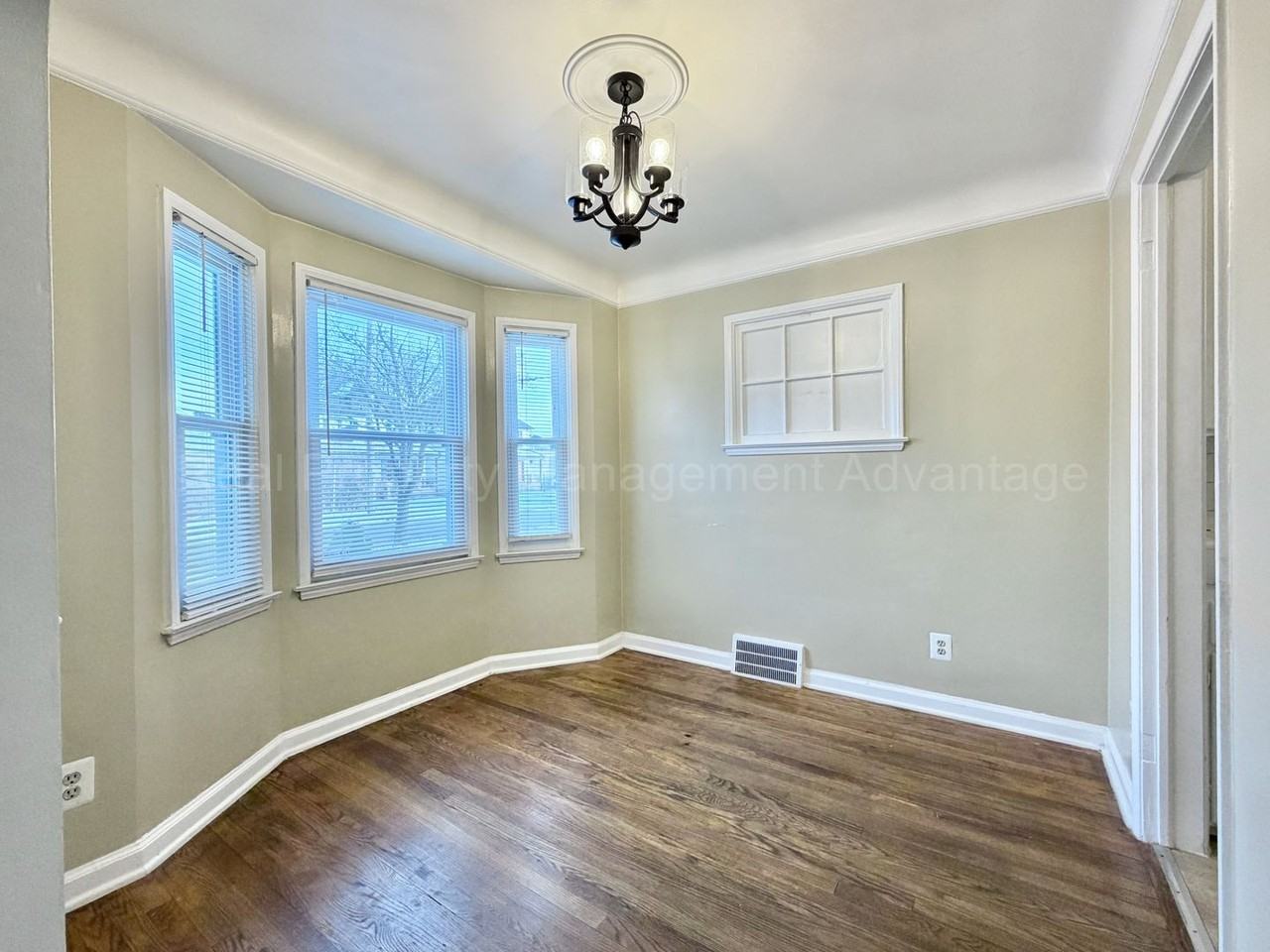 205 Laprairie St - Photo 5 of 27