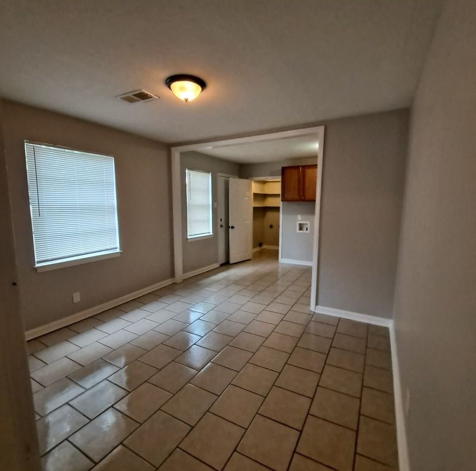 264 East Holmes Road - Photo 4 of 14