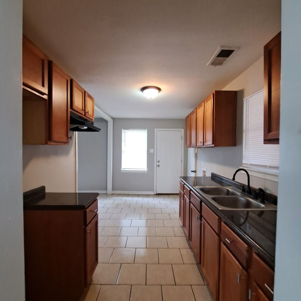 264 East Holmes Road - Photo 5 of 14