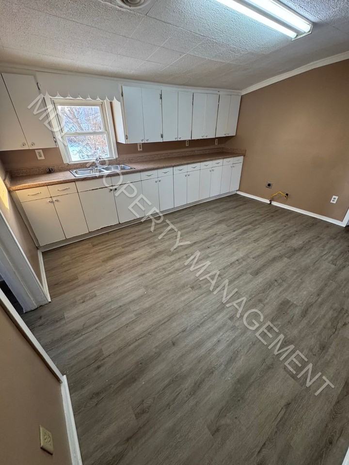 1909 Stanley Street - Photo 4 of 7