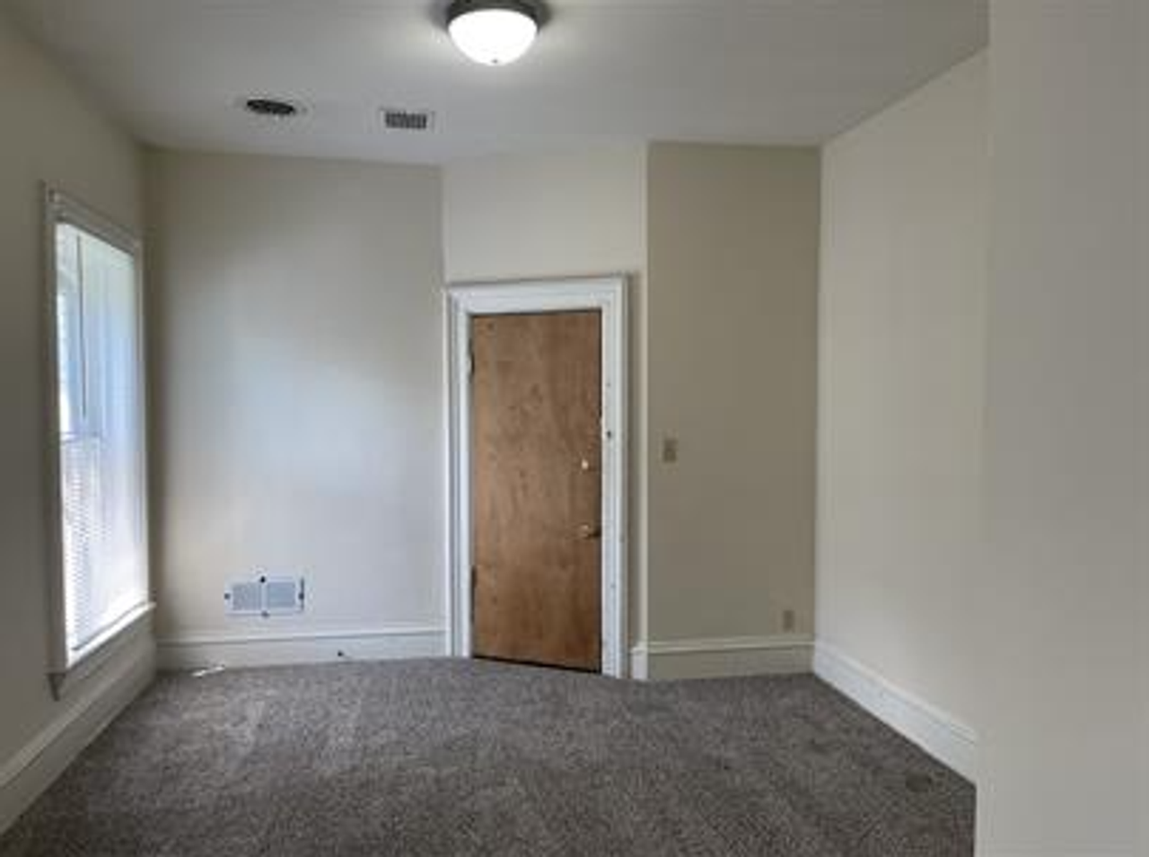 307 W Elm St - Photo 3 of 6