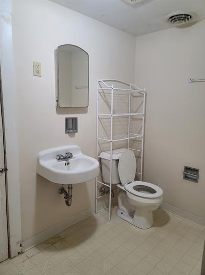 307 W Elm St - Photo 4 of 6