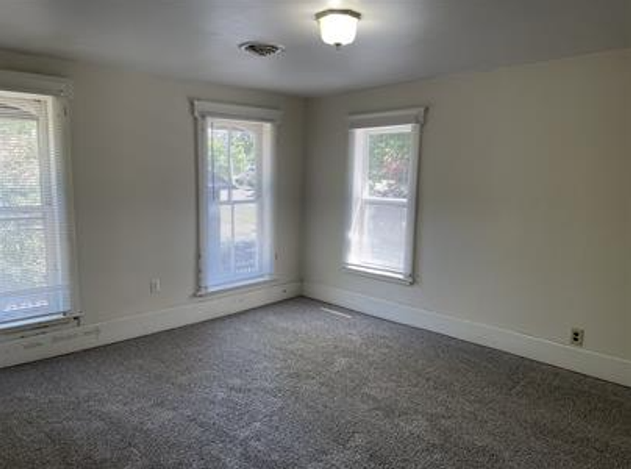 307 W Elm St - Photo 5 of 6