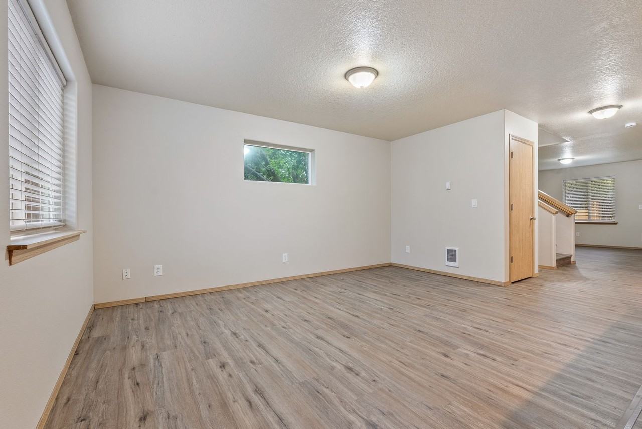 12606 Se Ramona St - Photo 3 of 30