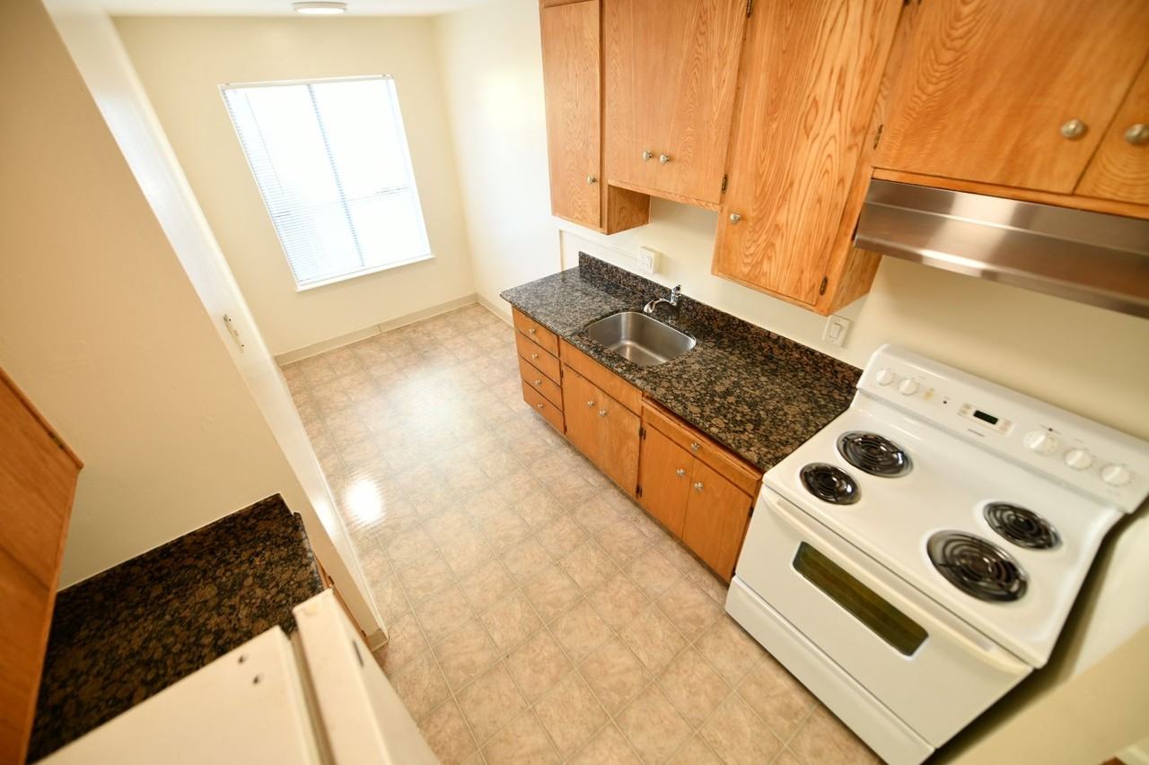 2132 Roosevelt Avenue - Photo 7 of 20