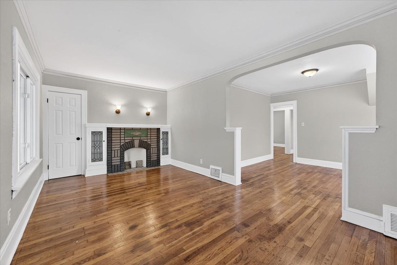 10608 Wadsworth Avenue - Photo 2 of 27