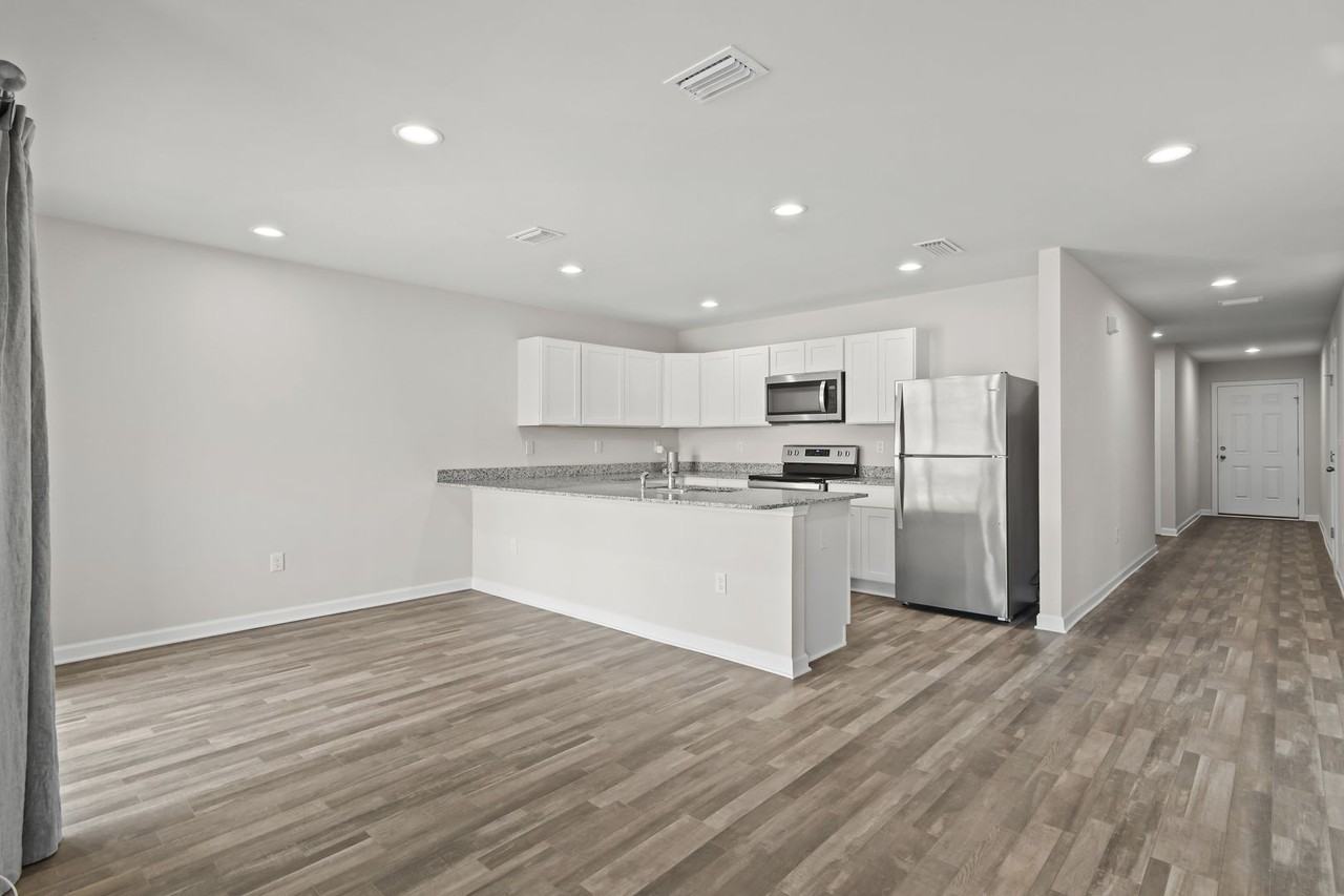 685 Whispering Creek Avenue - Photo 3 of 32