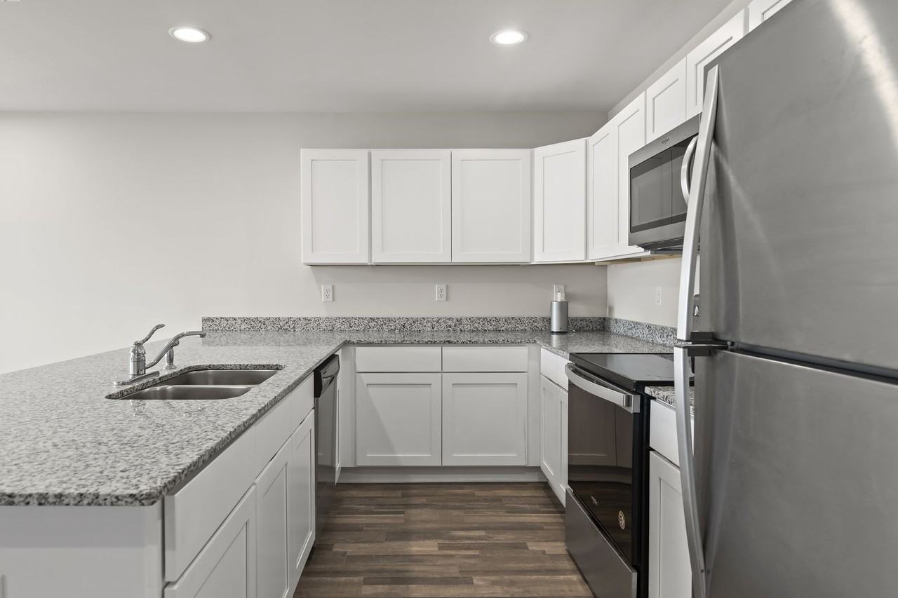 685 Whispering Creek Avenue - Photo 5 of 32