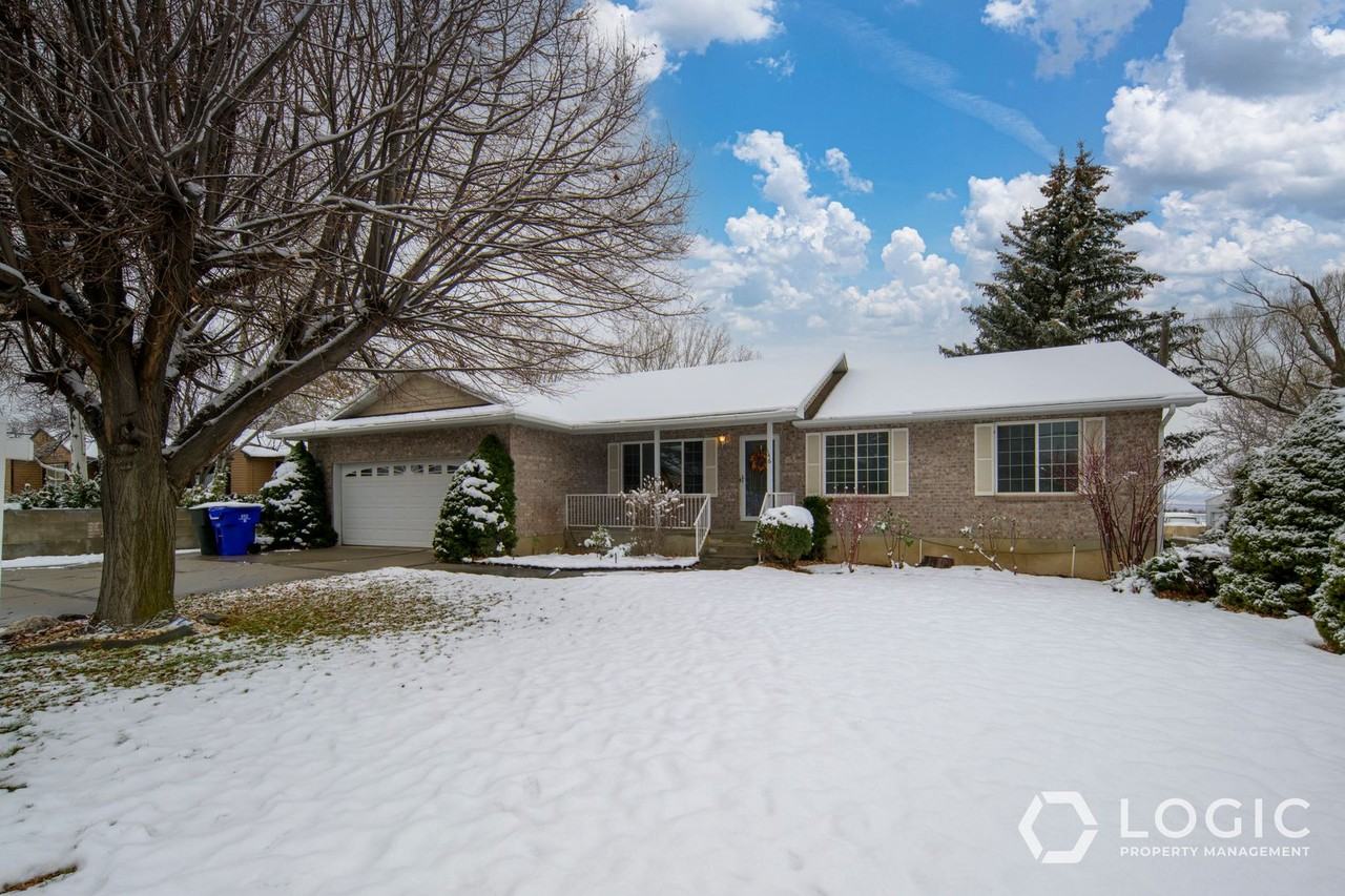 146 S Coleman St - Photo 2 of 35