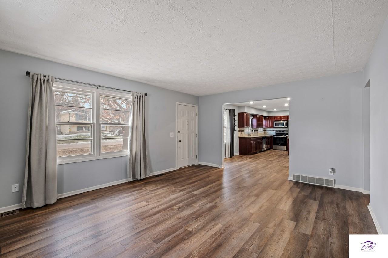 3427 Cottonwood Lane - Photo 2 of 19