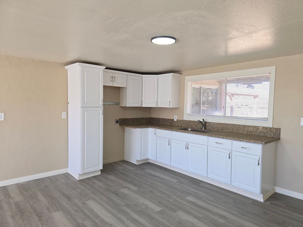 8651 S Loop Blvd - Photo 4 of 15