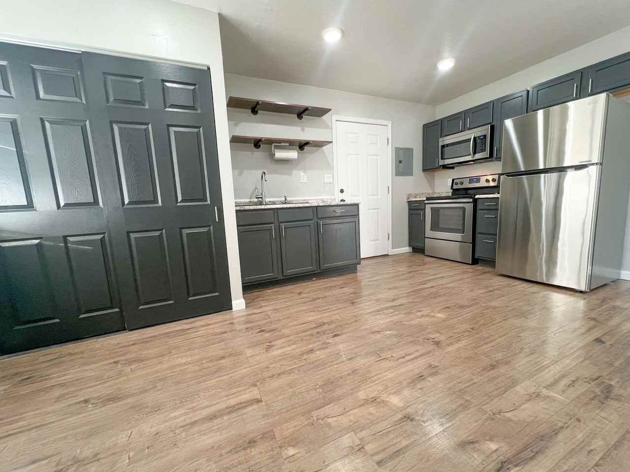 V-010-011 114 W Head Street - Photo 3 of 26