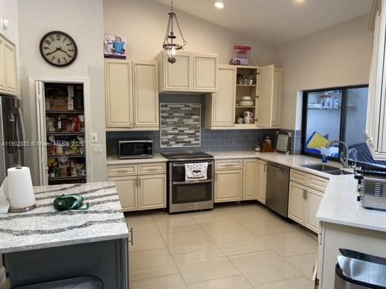 13647 Barberry Dr - Photo 3 of 15