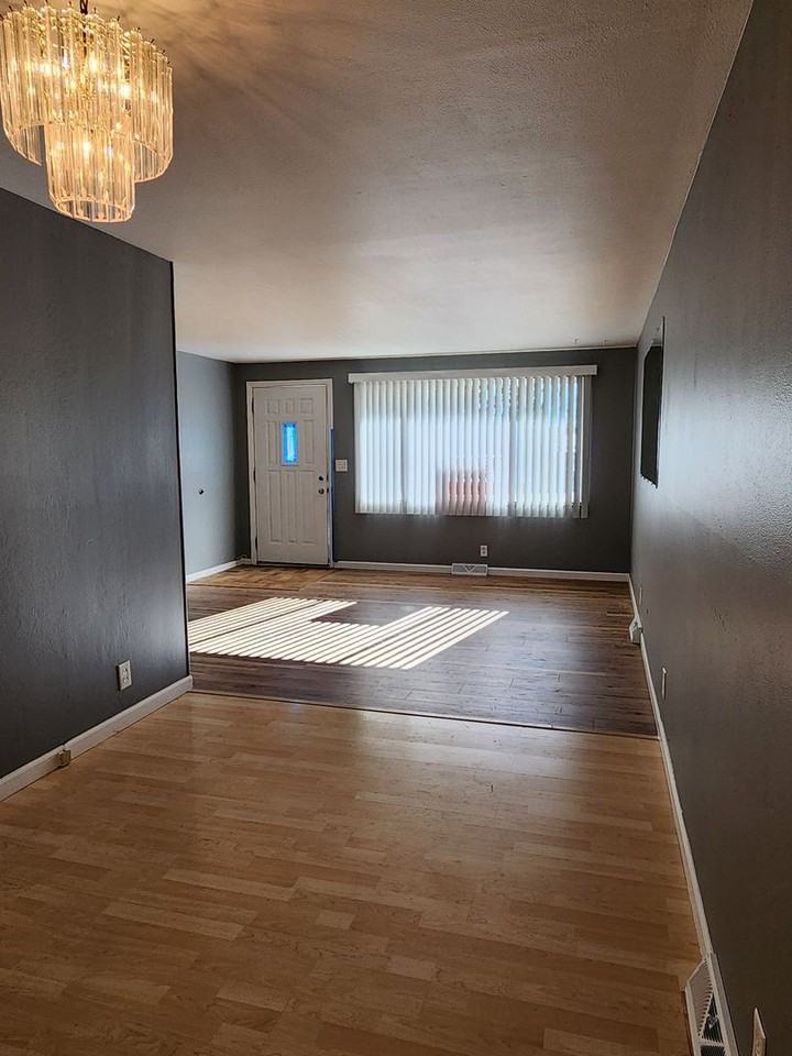 3105 West Radcliff Drive - Photo 2 of 19