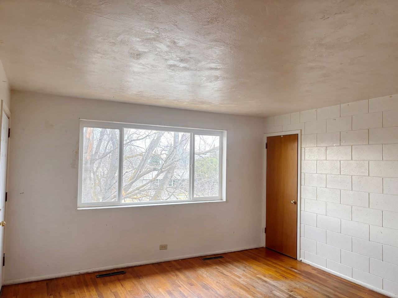 781 Oxford Dr - Photo 2 of 16