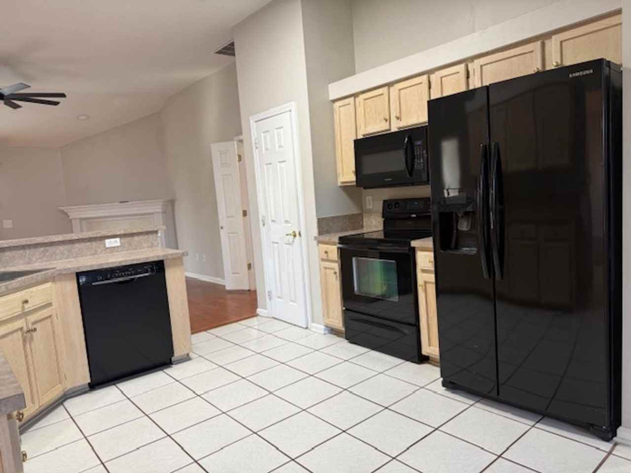 2462 Bentwater Dr W - Photo 3 of 17