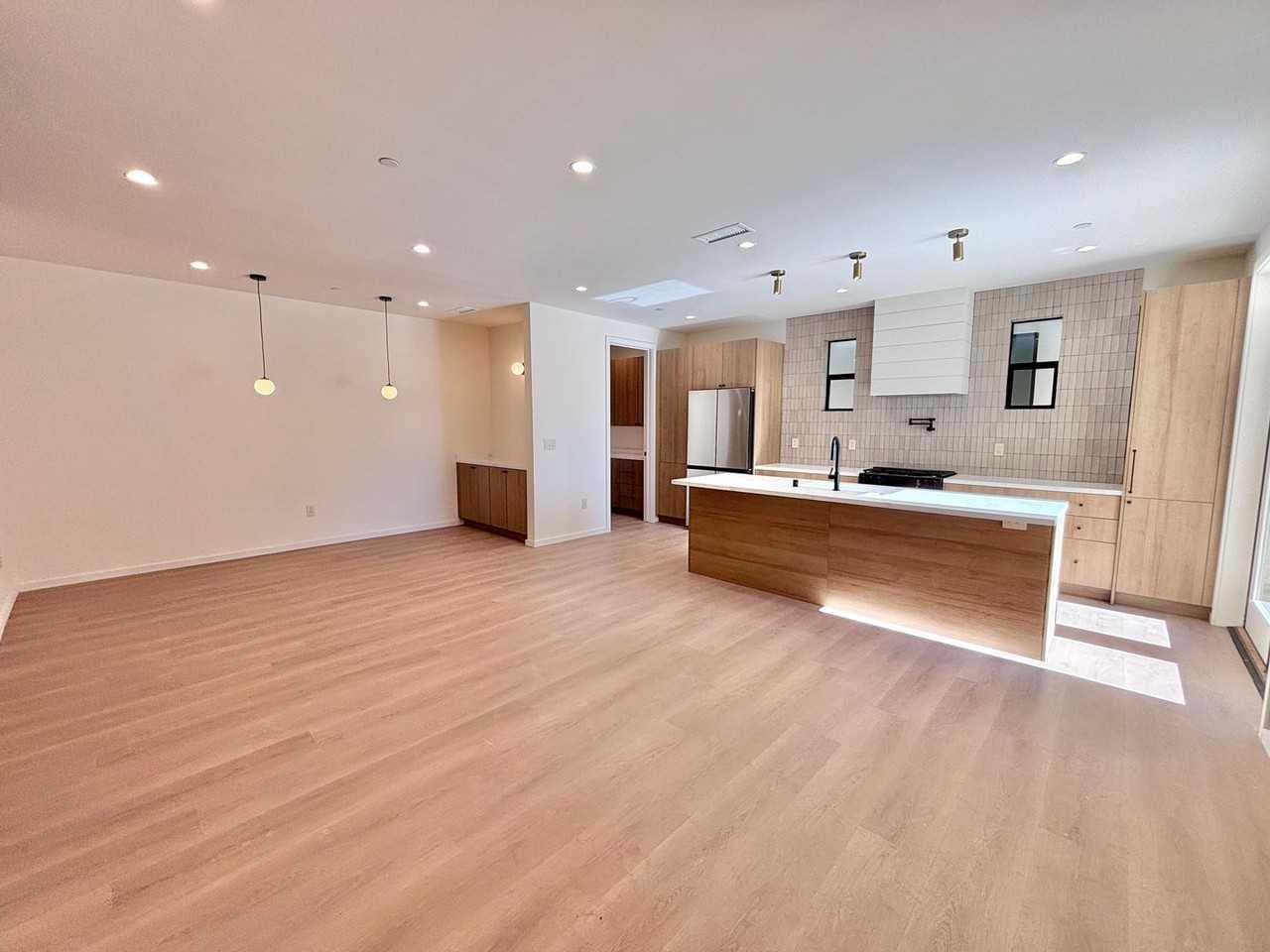 17852 Saticoy St - Photo 2 of 50