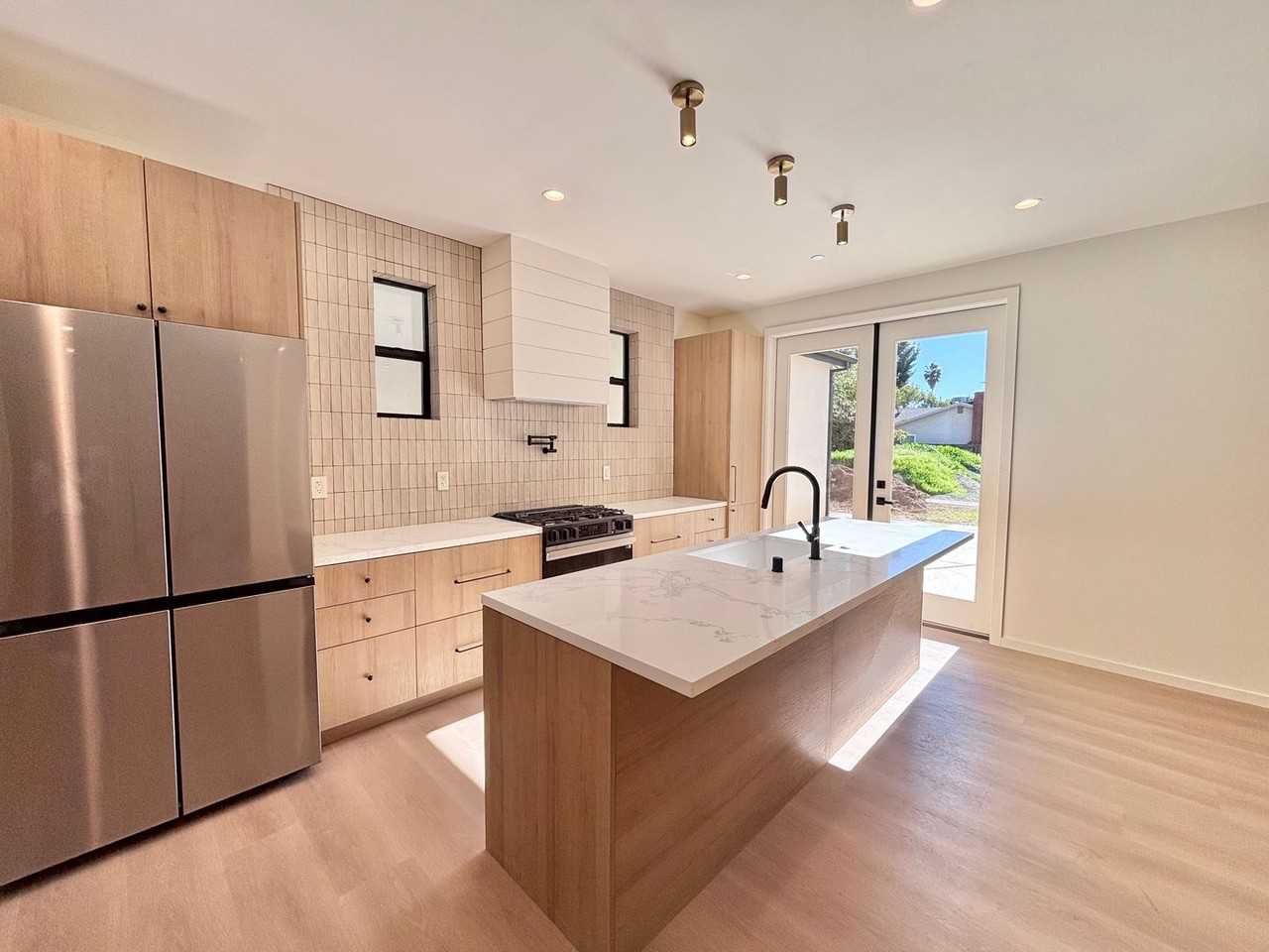 17852 Saticoy St - Photo 3 of 50