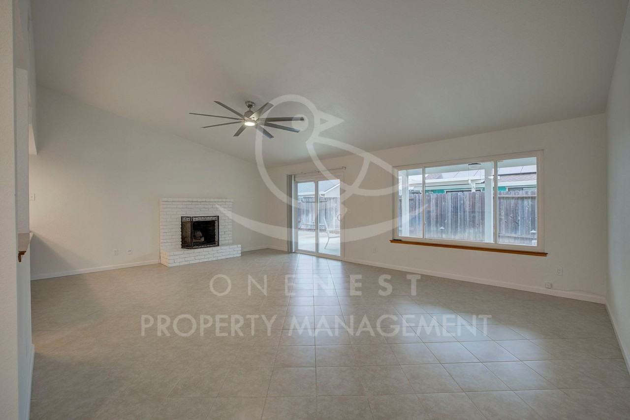 1800 Meadow Lane - Photo 5 of 30