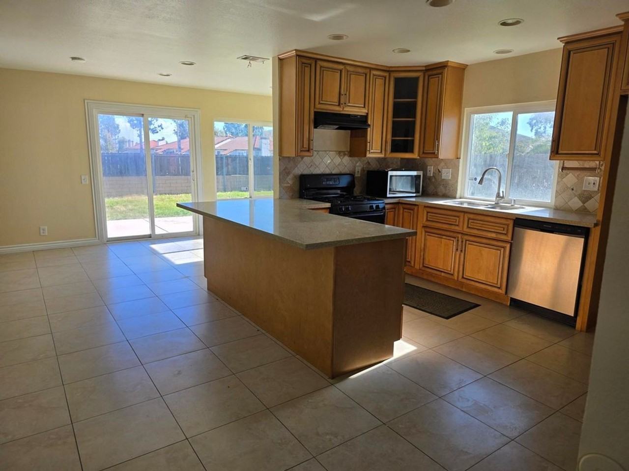 4995 Cambridge Ave - Photo 5 of 31