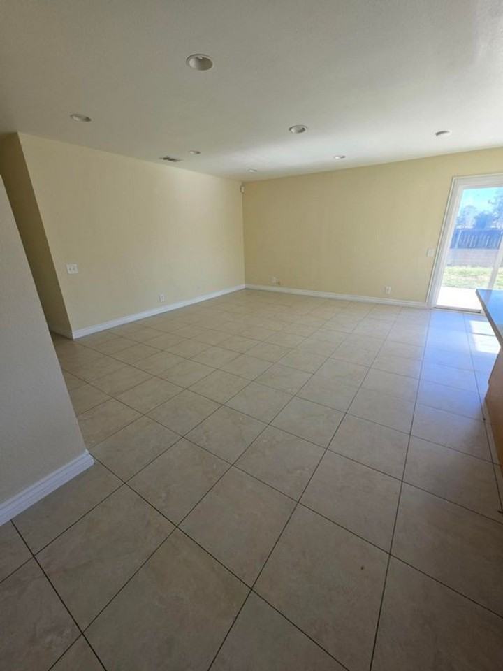 4995 Cambridge Ave - Photo 6 of 31