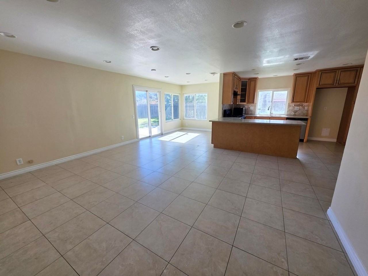 4995 Cambridge Ave - Photo 7 of 31