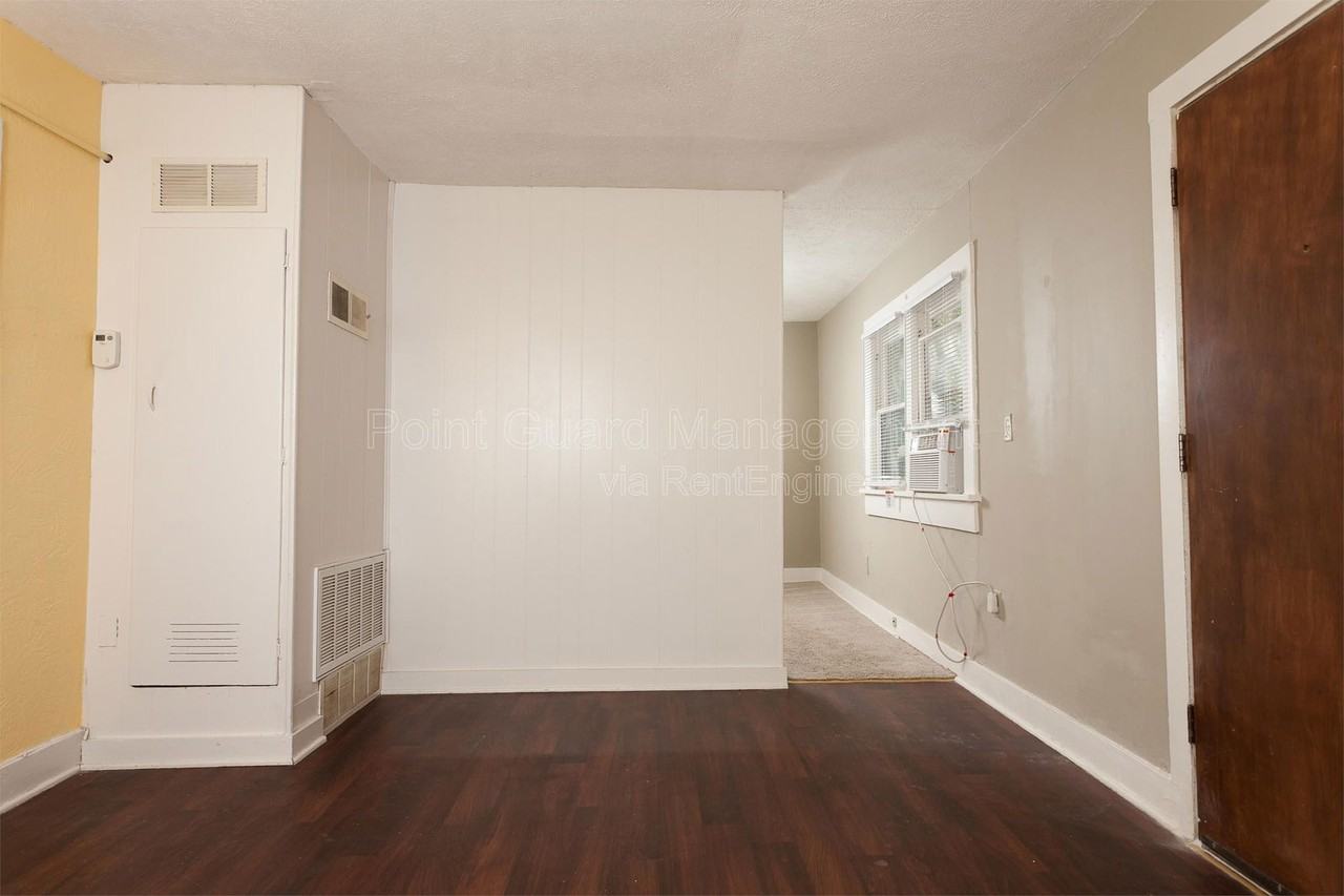 219 South Millwood Avenue - Photo 5 of 9